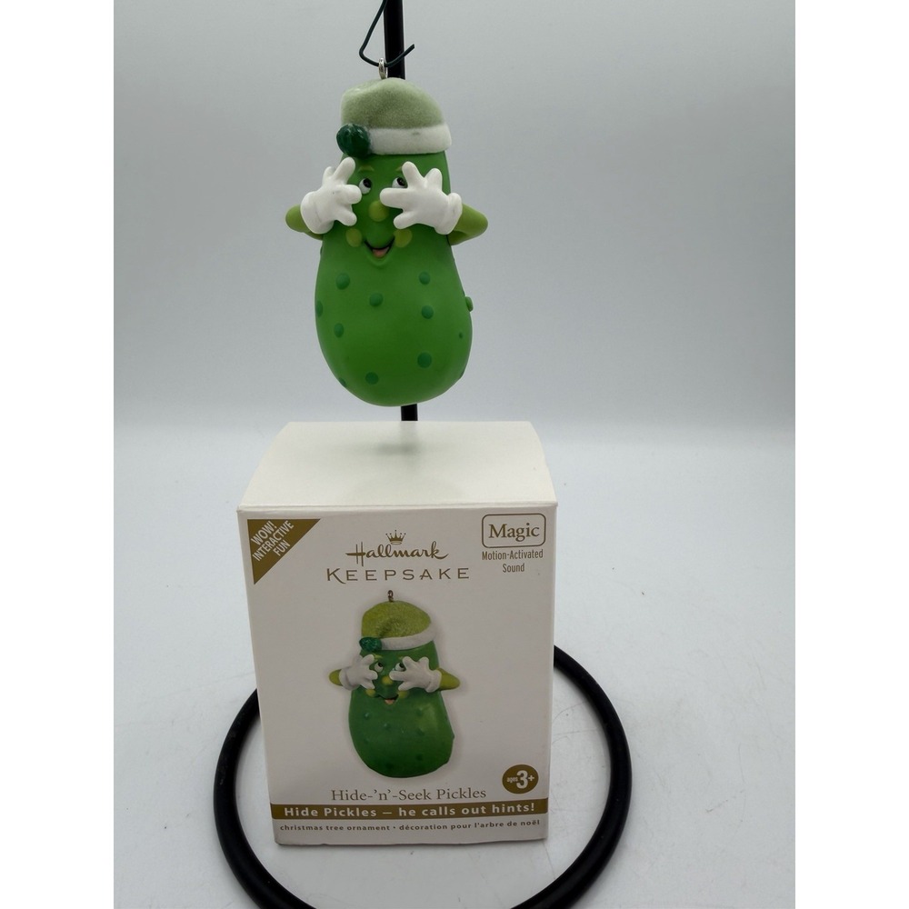 🥒✨ Hallmark Keepsake Magic Ornament‎ – Hide 'n' Seek Pickles – 2011 – EUC